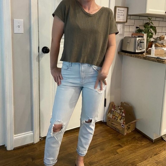 NWT Women’s Super High Rise Distressed Mom Jeans, Size 6 - Picture 4 of 7